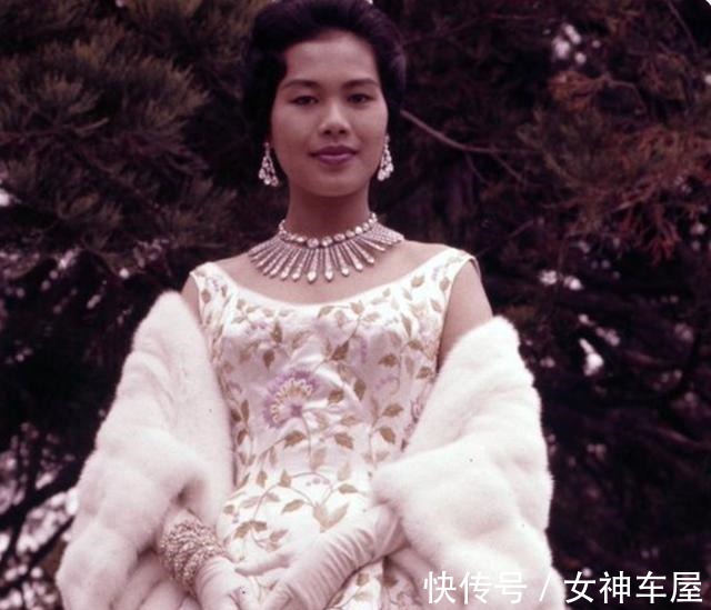 拉玛五世@诗丽吉戴两顶头饰都很壕气了,不曾想她手上还有四个镯子,好震撼!