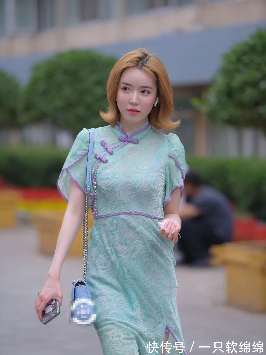 齐肩短发|街拍:旗袍裙搭配齐肩短发,有种成熟女性的温婉味道