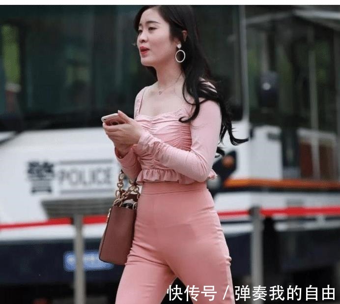 辣妈|街拍穿粉色套装的辣妈,穿搭不输年轻人