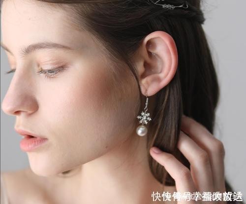 黄金首饰|真正见过世面的女人,很少戴黄金,更爱这3种首饰,尽显高级贵气