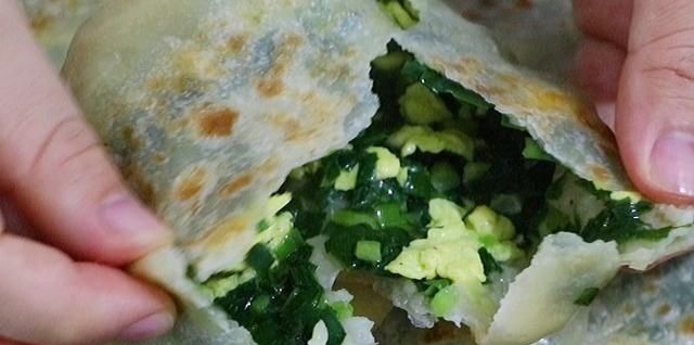 爱吃韭菜盒子,这个方法就够了,不和面不擀皮,薄皮大馅太香了