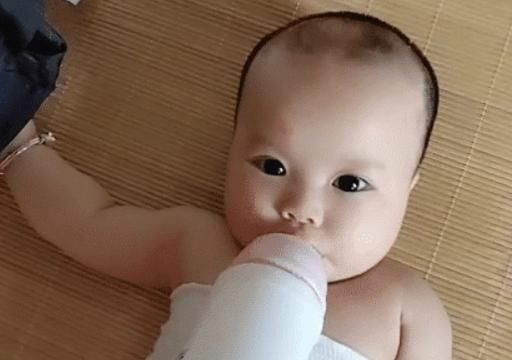 袜子|“爸爸带娃,只要活着就好”,奶爸臭袜子用处多,花式喂娃火了