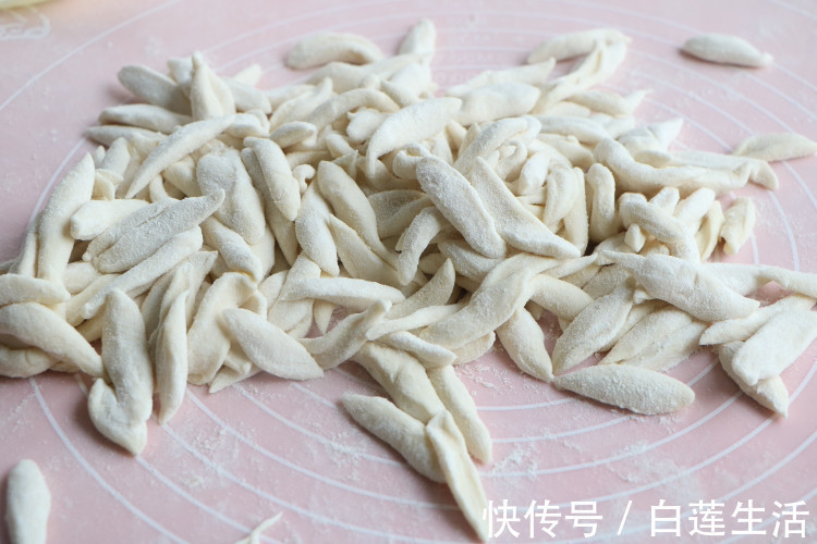 剪刀|冬天，女儿最馋这面食，不用擀不用切，劲道又好吃，上桌就秒光！