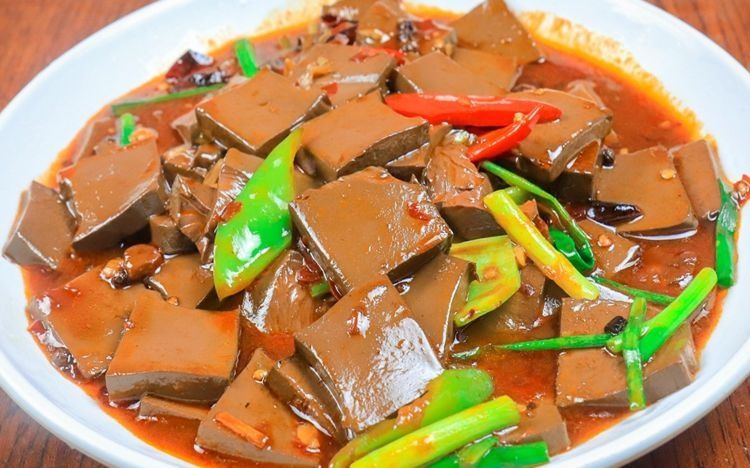 鸭血想要嫩滑有技巧，厨师长教你做麻辣鸭血，麻辣入味，嫩如豆腐