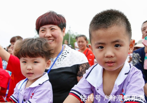 生双胞胎|30多对双胞胎相聚农村景区，还有一四胞胎，看看他们长得像么