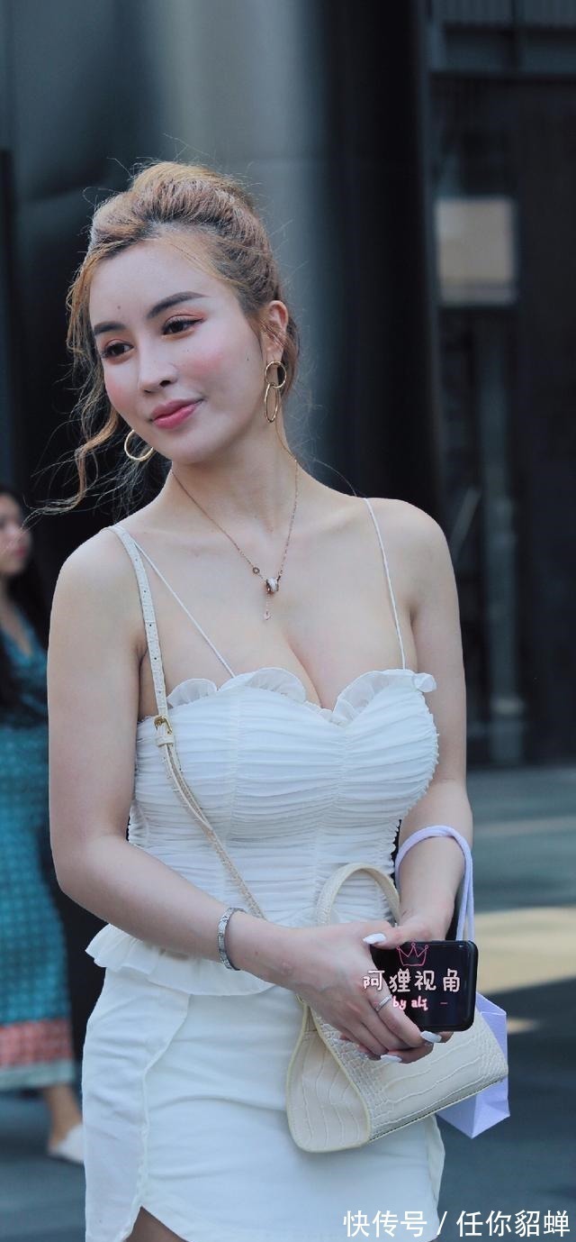 吊带 肤色白皙穿什么都好看,吊带出行清凉又方便,运动鞋弥补身高!