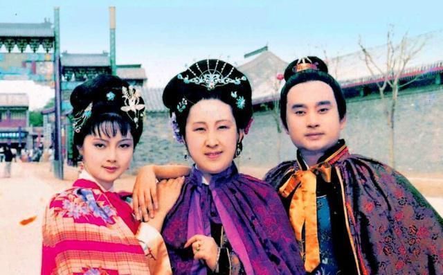 薛姨妈|客居贾府的薛姨妈有多尴尬？地位比不过戏子，明知挨骂也得逢迎！