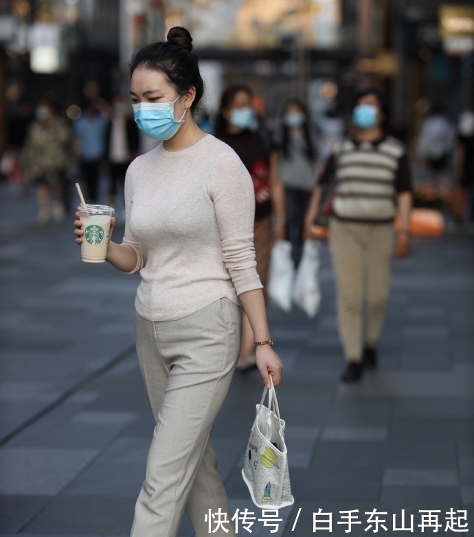 微胖“阿姨”的秋日穿搭,针织衫搭配西装裤,没“藏肉”却有魅力