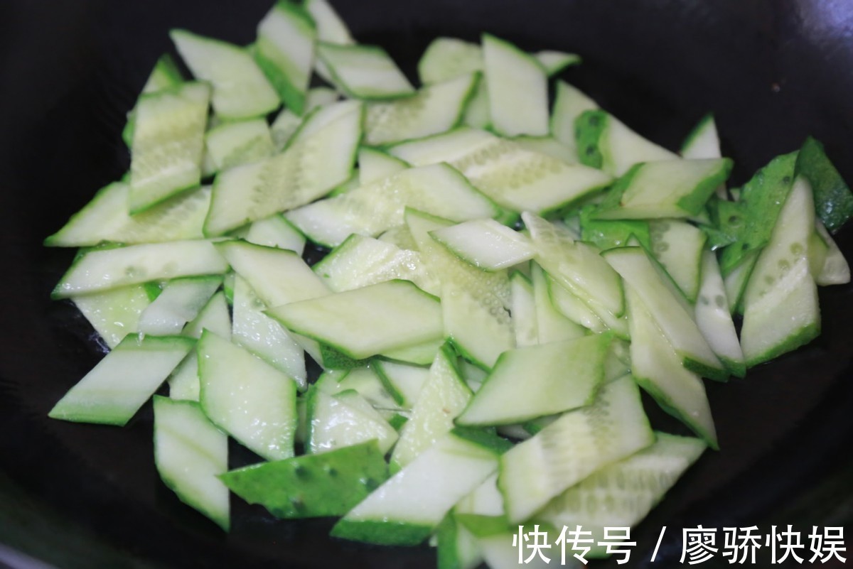 抢手菜|清爽解腻的黄瓜炒鸡蛋，做法简单，10分钟就搞定，开胃又下饭