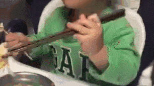 |搞笑GIF动图：阿姨，你是太开心了，假牙都掉了？