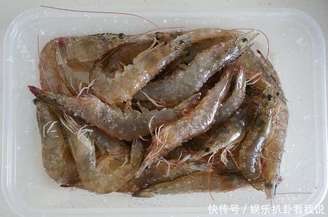 大虾别再放塑料瓶中冷冻了，厨师教你新方法，放1年虾头都不黑