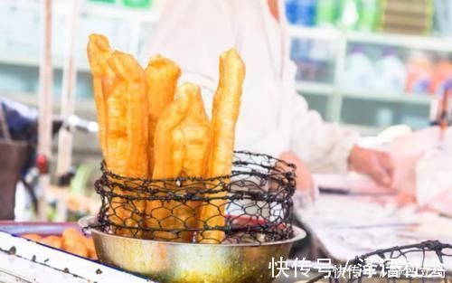 急救|4岁宝宝掉入170度油锅,奶奶3步救下孩子,医生:急救措施很专业