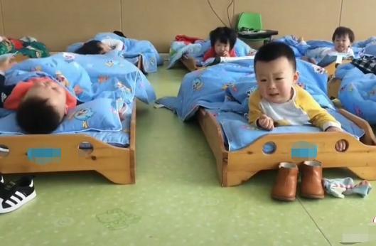 杠精|两位“杠精萌娃”幼儿园吵架走红,红衣萌娃嘿呀,好气啊!
