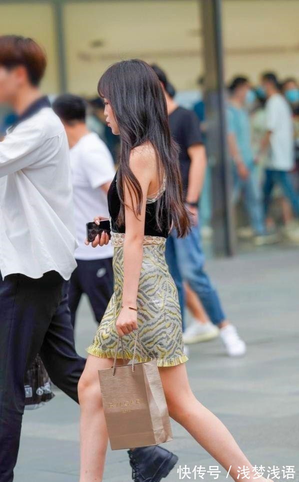 上衣 时尚又潮流,搭配黑色的上衣,洋气又干练!