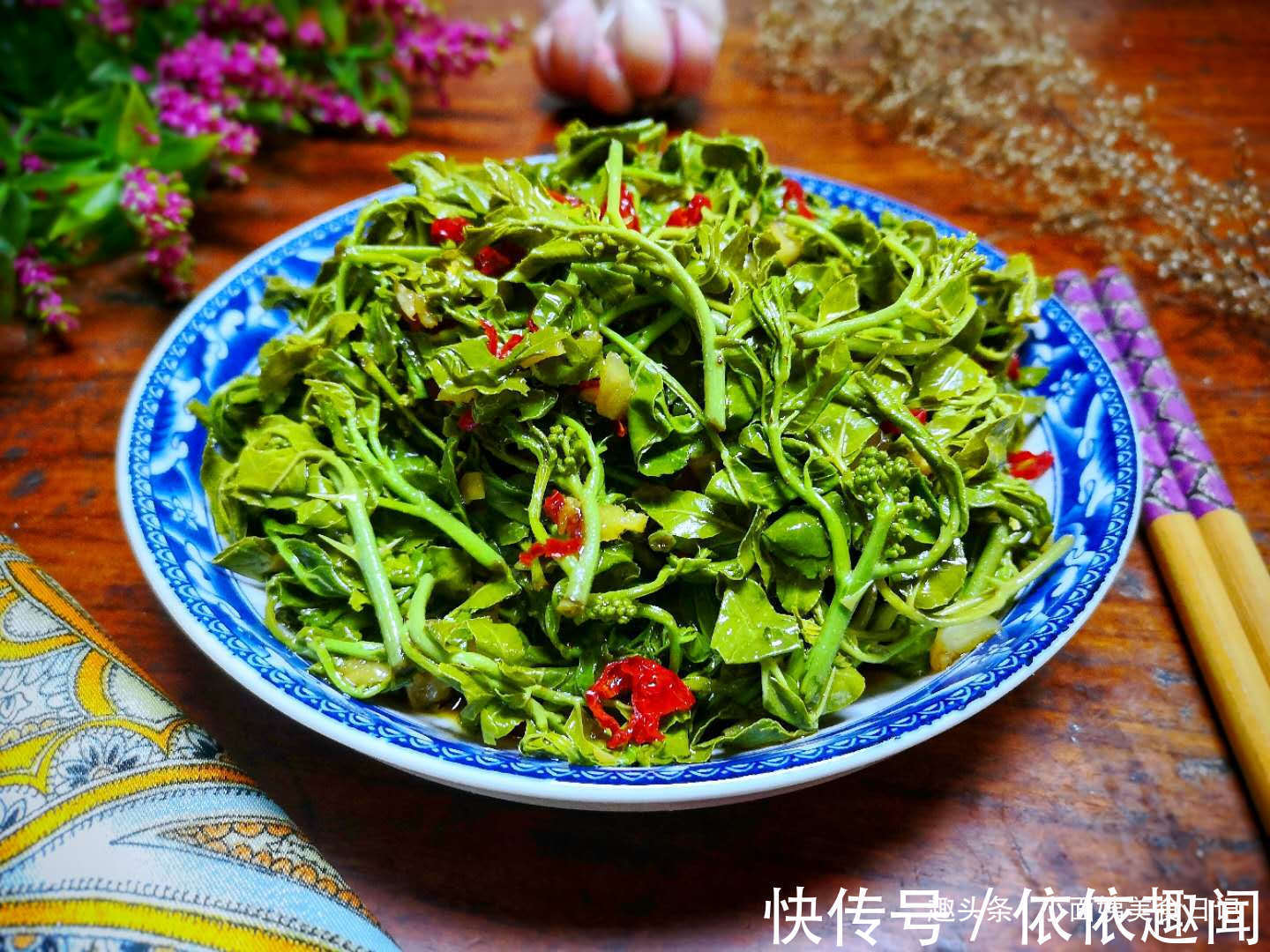 这树叶很多人都没吃过,比香椿芽还香,一烫一拌,是最好开胃菜!