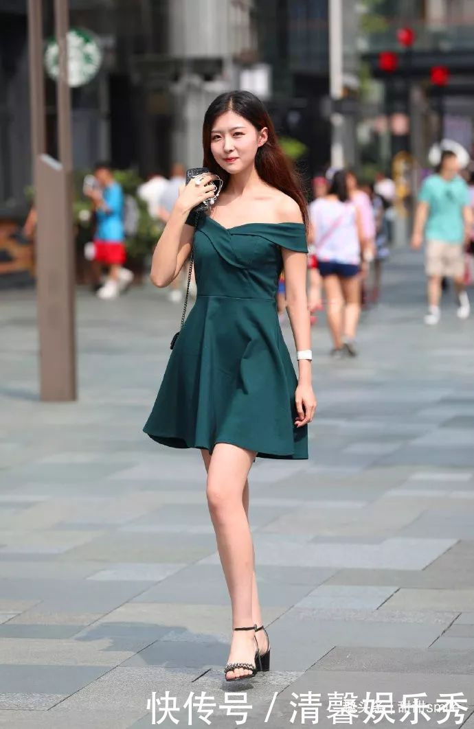 小姐姐脚上搭配一双气质的一字带高跟凉鞋，清爽舒适，精致又时尚