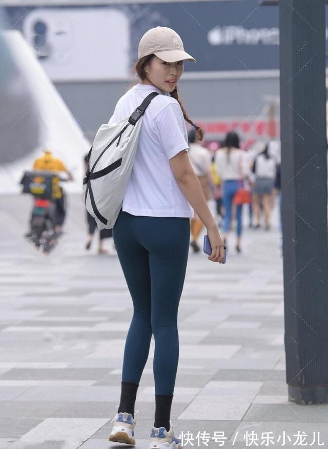 丝袜 清秀可人的瑜伽裤美女，换上了富有设计感的裙型，笑容甜美