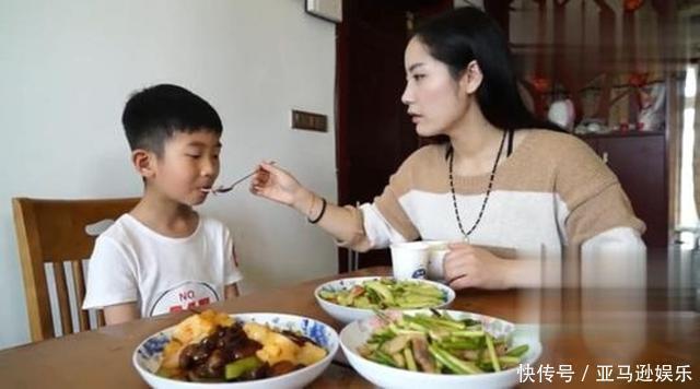 宝妈|萌娃趁宝爸不注意,盯上他的奶茶,偷偷摸摸小心的样子逗翻宝妈