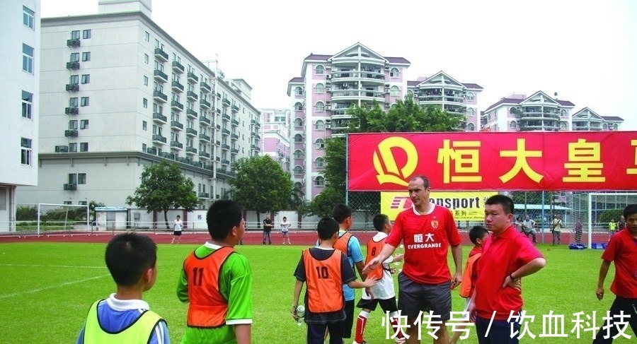学费|一声叹息:天价学费、厕所镀金的恒大足校,终于走到了崩溃边缘