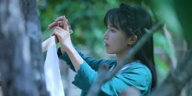 如果說(shuō)李子柒的生活對(duì)我們不切實(shí)際，那她穿的衣服我們倒能學(xué)學(xué)