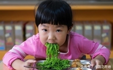 孩子|5岁女娃积食连续发烧一周，劝告父母：这2种食物比泡面还伤脾胃