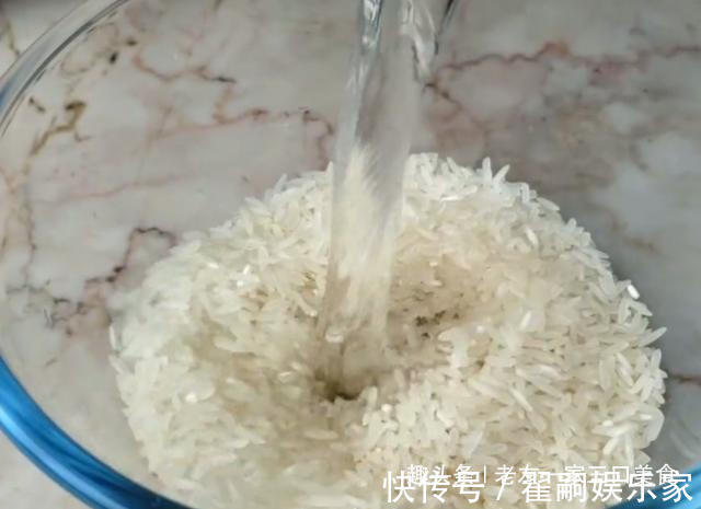 一碗大米6个鸡蛋，往电饭煲一倒，出锅家人抢着吃，绵软香甜