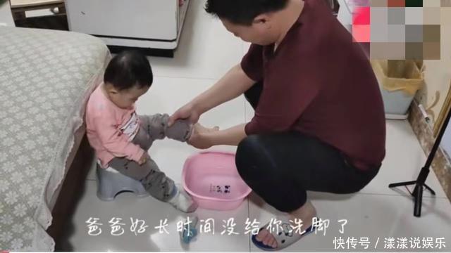 放手|爸爸心血来潮给女儿洗脚,场面一度失控,妈妈笑翻了