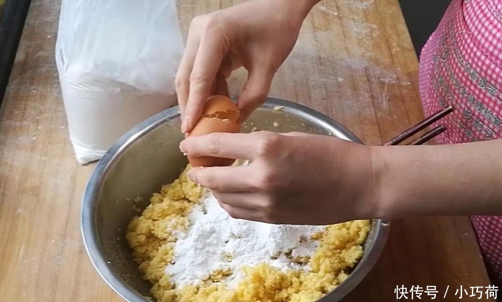筷子|小米里加1个鸡蛋, 筷子一搅, 简单一揉一擀, 一出锅孩子抢着吃
