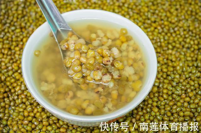 冰糖|熬绿豆粥时,直接下锅煮就错了,多加1个步骤,绿豆出沙又软糯