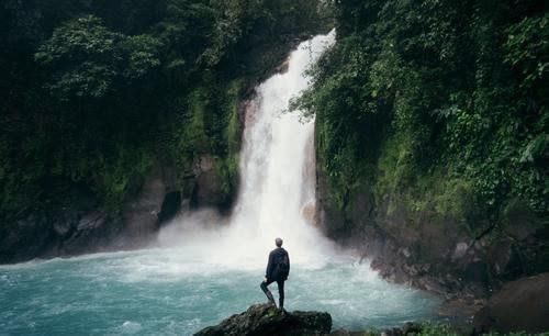 墨虾@一位年过六旬的老画家,竟能在纸上画出“声音”,画技简直超凡入圣