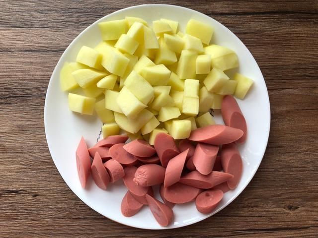 做法|火腿肠不要直接吃，教你3种简单做法，香辣又过瘾，上桌就被扫光