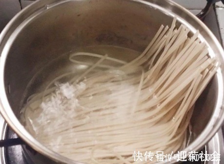 煮面条时,冷水下锅还是开水下锅想要筋道爽滑,大厨牢记3点