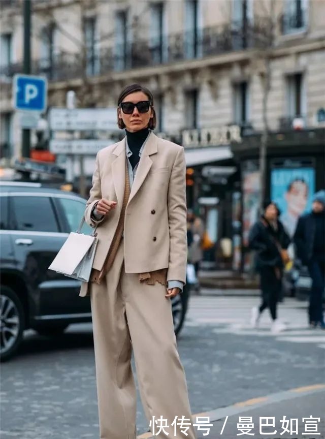 “卫衣”大势已去，今冬开始流行“赫本风”毛衣，简约百搭又高级