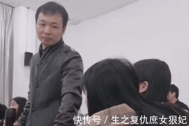 老师|中医课上,老师给女大学生“把脉”,结果笑容逐渐消失