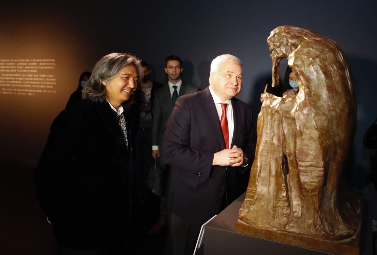 参观|俄大使参观中华历史文化名人雕塑展，现场吟诵李白诗歌