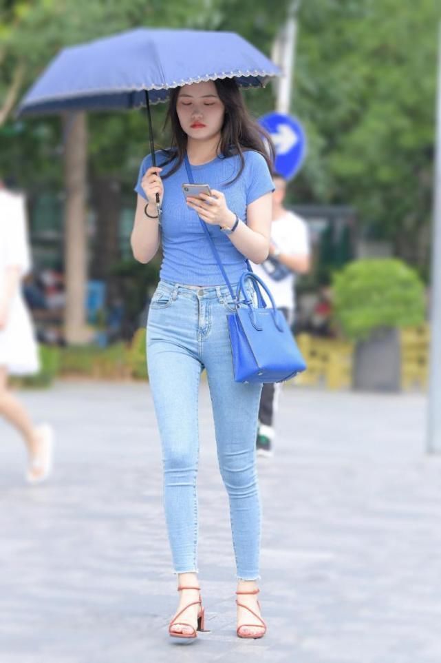 打造休闲风,时尚女生偏爱修身牛仔裤,简单省心又耐看