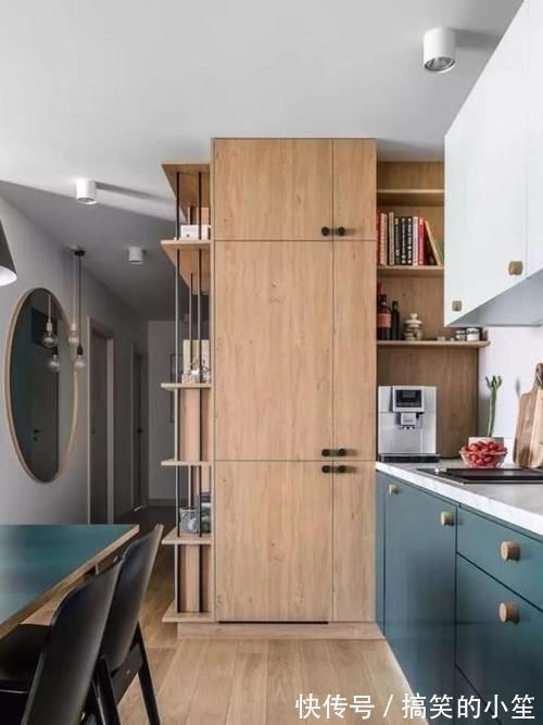 隔断|66㎡两居,以储物柜做隔断,以墨绿和原木配色,实用的文艺范儿
