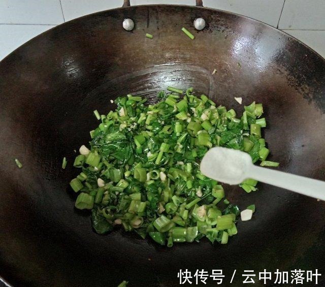 青椒|青椒碎炒空心菜，简单快手，美味下饭菜！