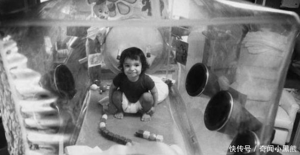 一个无法与外界接触的男孩,出生到死亡都活在泡泡里