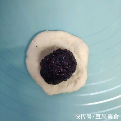 牛奶面包|早上不知道吃什么,一碗黑米牛奶面包全搞定