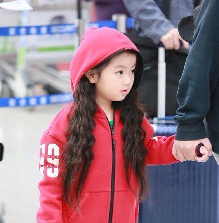 雅涵|阿拉蕾新发型和贝小七撞了,一身运动装拿着手机哈欠连天