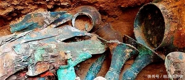 农民挖出国宝不识货,当废金属熔掉,剩一件被专家发现,奖励30元