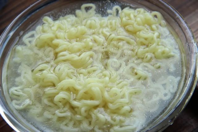 都说没有吃过炒方便面的人生是不完整