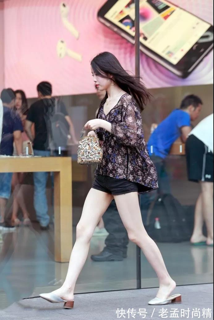 苗条|街拍: 长得靓丽可人, 腿又细又白, 逛街的苗条美女, 身材偏瘦!