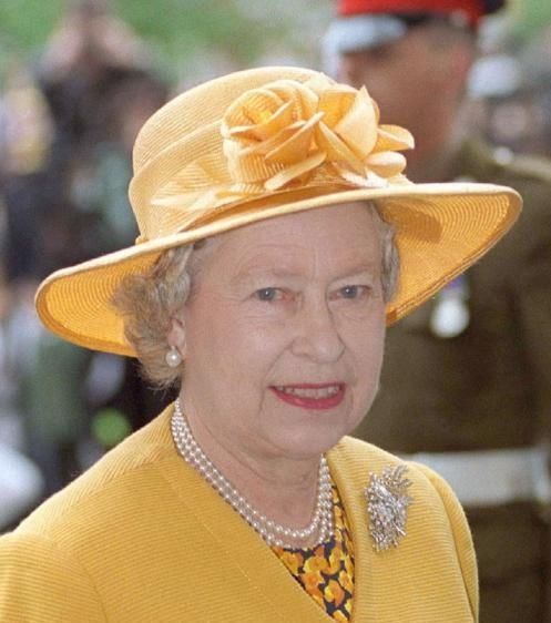 金色|这位94岁的女王不换衣服和珠宝佩戴金色欢乐胸针是点睛之笔