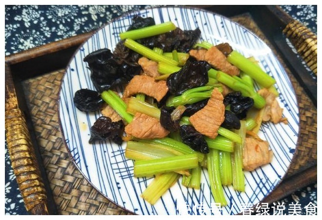 炒芹菜时,到底需不需要焯水很多人做错了,难怪芹菜难吃还塞牙