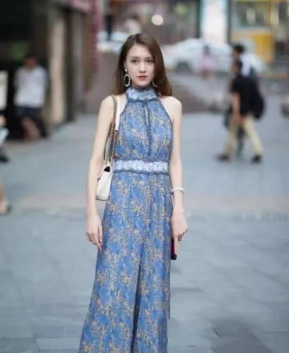 街拍:气质优雅的时尚辣妈,黑色的碎花长裙美丽大方,气质优雅不凡