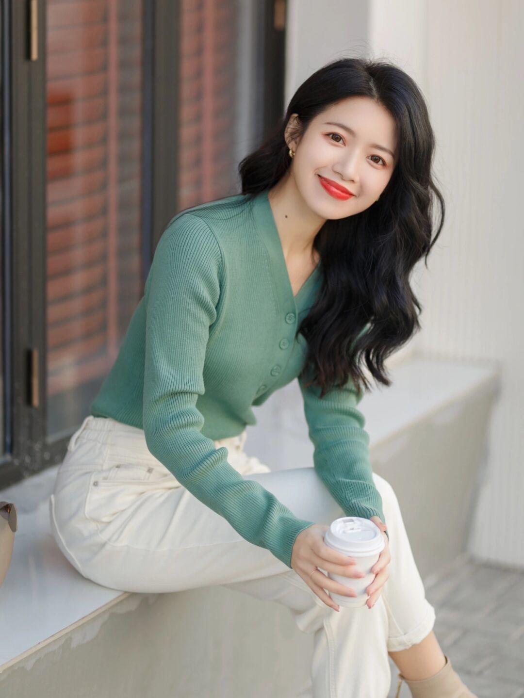 更上一层楼 “毛衣”怎么穿出时尚感?看看这些搭配造型,保暖温柔又显瘦