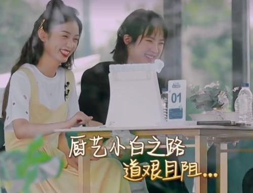 周也用毛巾挡镜头被怼脸拍,妆容斑驳满面油光,21岁皮肤过分真实