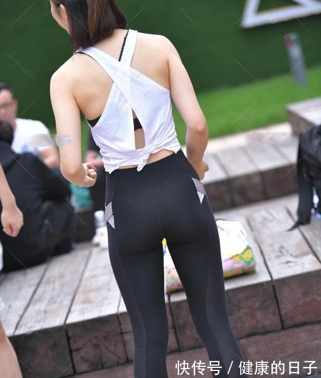 穿搭 经典黑白运动风穿搭，简洁时尚，活力十足！